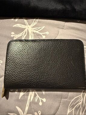 Fossil Black Pebbled Leather Zip-Around Wallet with Gold Accent